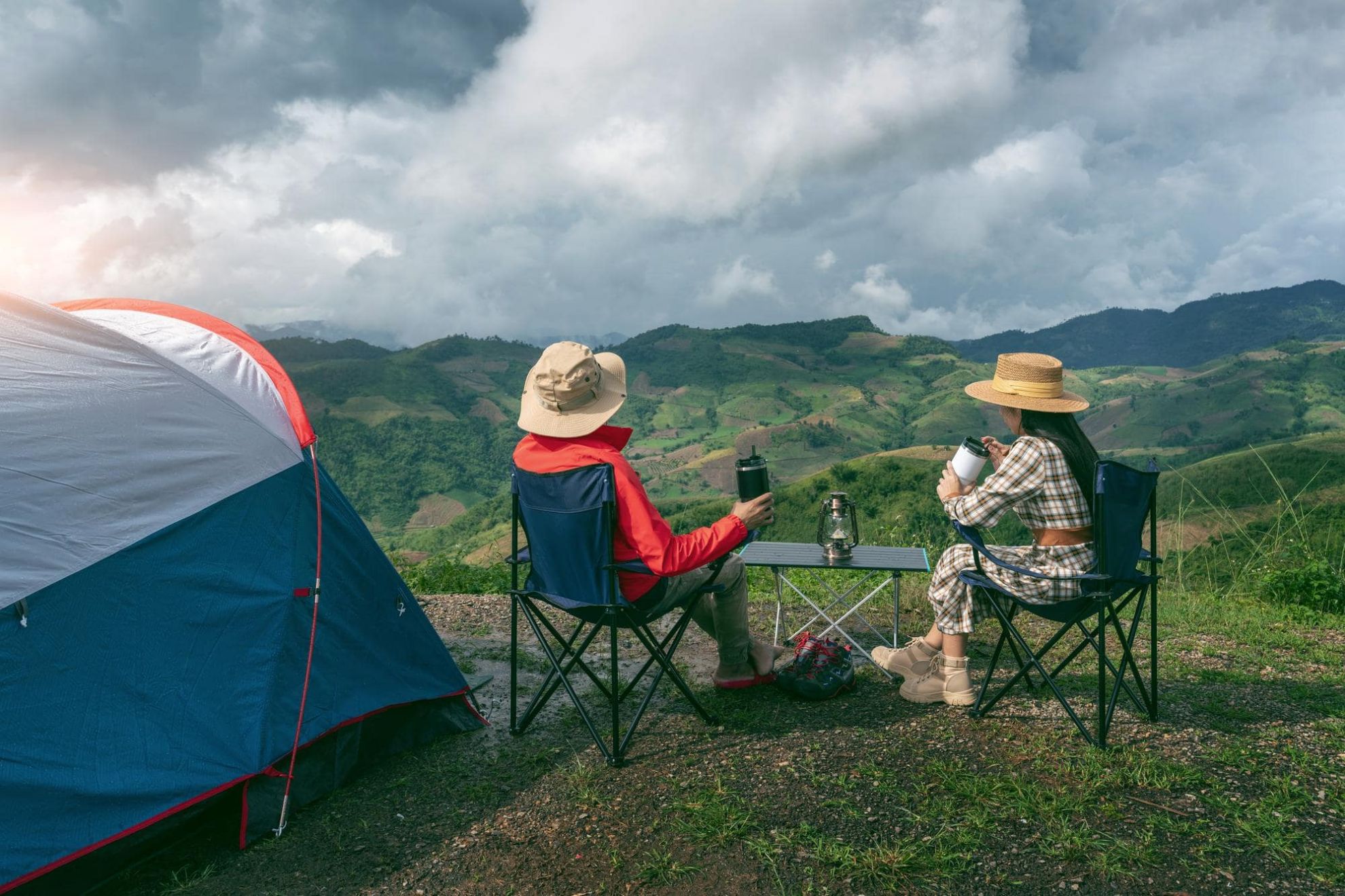 Cu cortul la munte, o aventura autentica in natura cum sa organizezi eficient o vacanta in camping, indiferent de sezon - cover camping-min